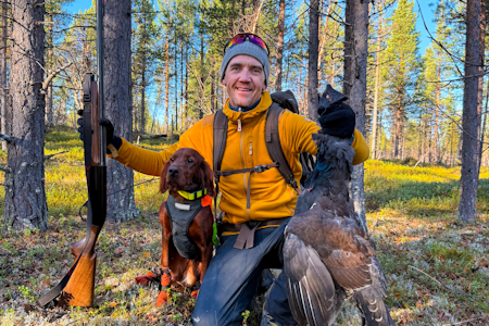BARNEVENNLIG: Når datteren Ingrid tar initiativ og inviterer pappa Morten med på jakttur, vet han at han har gjort noe riktig. Fangst ble det også. Foto: Privat Morten Langstrand Bergan med en tiur