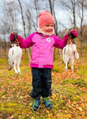 RYPER: Etter en liten ettermiddagstur for noen år siden ble dette fangsten for Morten og datteren Ingrid. Foto: Morten Langstrand Bergan barn med to ryper