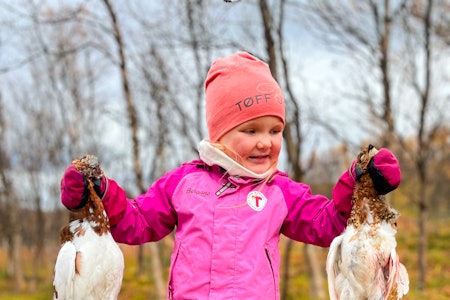 RYPER: Etter en liten ettermiddagstur for noen år siden ble dette fangsten for Morten og datteren Ingrid. Foto: Morten Langstrand Bergan barn med to ryper