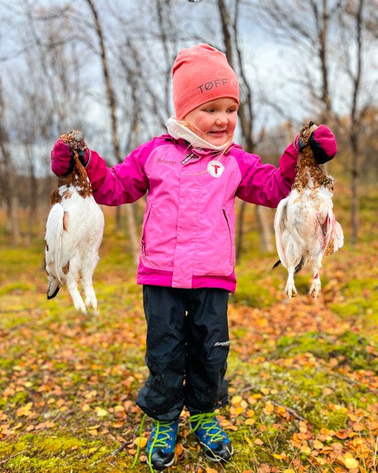 RYPER: Etter en liten ettermiddagstur for noen år siden ble dette fangsten for Morten og datteren Ingrid. Foto: Morten Langstrand Bergan barn med to ryper
