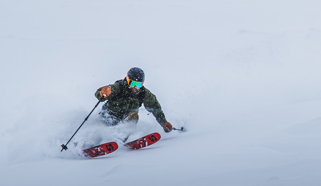PUDDERSVING: Espen Rogne tester Salomon Blank 112 i Vangslia i Oppdal. Foto: Sigurd E. Grimsby skikjører i løssnø