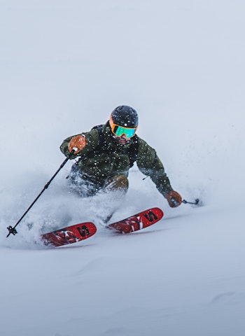 PUDDERSVING: Espen Rogne tester Salomon Blank 112 i Vangslia i Oppdal. Foto: Sigurd E. Grimsby skikjører i løssnø