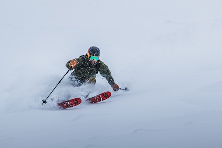 PUDDERSVING: Espen Rogne tester Salomon Blank 112 i Vangslia i Oppdal. Foto: Sigurd E. Grimsby skikjører i løssnø