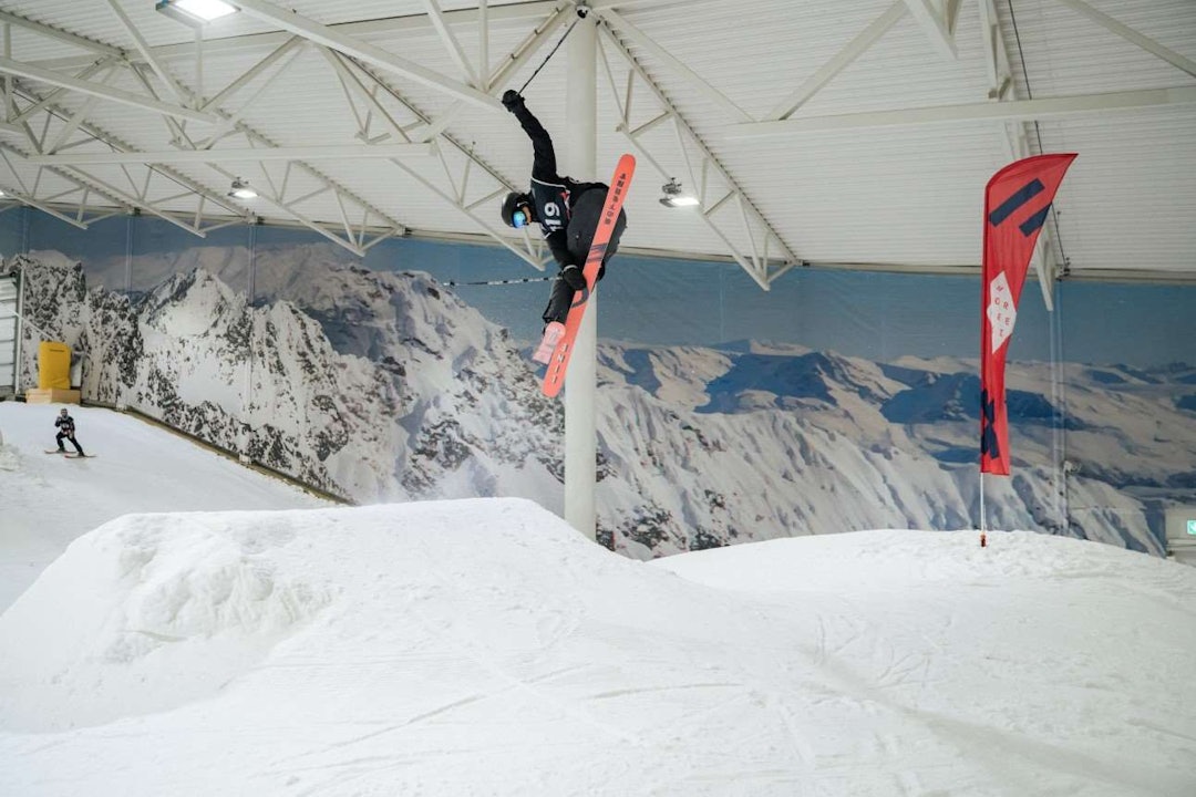 SMALL AIR: Det er ikke ironi at det blir FIS-godkjent bigair-konkurranse innendørs på Snø. Foto: Martin Strøm skikjører som hopper innendørs