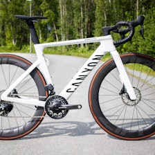RENDYRKET AERO: Stramme linjer og voldsomme rørformer på Canyon Aeroad. Foto: Knut Andreas Lone RENDYRKET AERO: Stramme linjer og voldsomme rørformer på Canyon Aeroad. Foto: Knut Andreas Lone