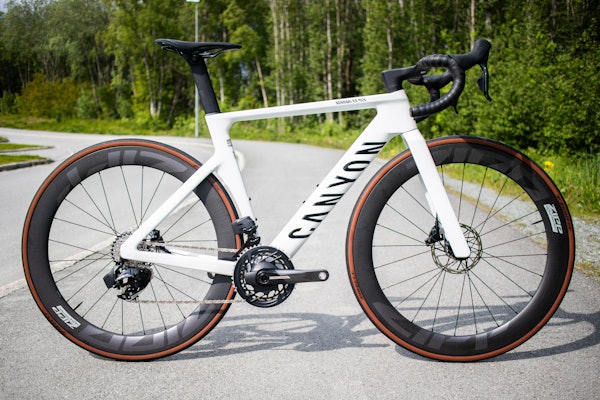 RENDYRKET AERO: Stramme linjer og voldsomme rørformer på Canyon Aeroad. Foto: Knut Andreas Lone RENDYRKET AERO: Stramme linjer og voldsomme rørformer på Canyon Aeroad. Foto: Knut Andreas Lone