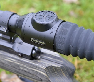 ØYEÅPNER: Okularet er nydesignet og eyeboxen er mer tilgivende enn tidligere. Samtidig har det blitt plass til en større skjerm. Foto: Egill Danielsen pulsar thermion 2 LRF XG60