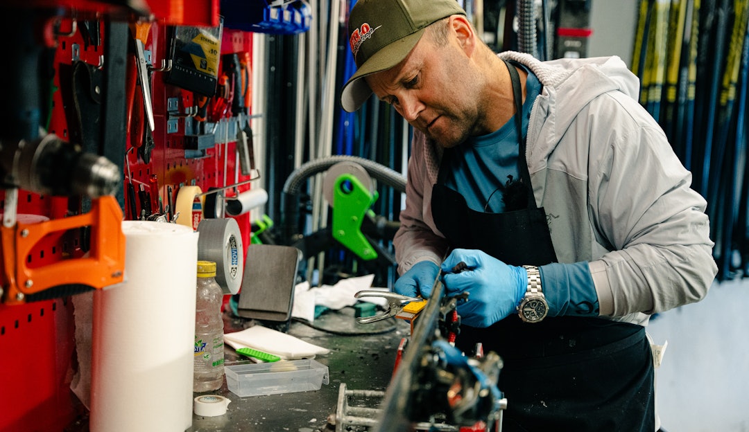 PREPPEPROFFEN: Preppeproffen Terje Halstensgård på Geilo Skishop gir skiene kjærligheten de trenger før sesongen braker løs. PREPPEPROFFEN: Preppeproffen Terje Halstensgård på Geilo Skishop gir skiene kjærligheten de trenger før sesongen braker løs.