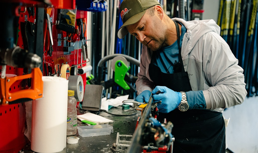 PREPPEPROFFEN: Preppeproffen Terje Halstensgård på Geilo Skishop gir skiene kjærligheten de trenger før sesongen braker løs. PREPPEPROFFEN: Preppeproffen Terje Halstensgård på Geilo Skishop gir skiene kjærligheten de trenger før sesongen braker løs.