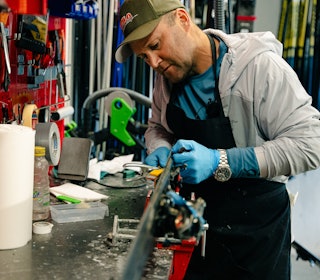 PREPPEPROFFEN: Preppeproffen Terje Halstensgård på Geilo Skishop gir skiene kjærligheten de trenger før sesongen braker løs. PREPPEPROFFEN: Preppeproffen Terje Halstensgård på Geilo Skishop gir skiene kjærligheten de trenger før sesongen braker løs.