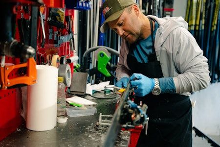 PREPPEPROFFEN: Preppeproffen Terje Halstensgård på Geilo Skishop gir skiene kjærligheten de trenger før sesongen braker løs. PREPPEPROFFEN: Preppeproffen Terje Halstensgård på Geilo Skishop gir skiene kjærligheten de trenger før sesongen braker løs.