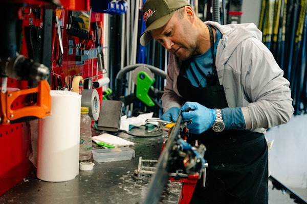 PREPPEPROFFEN: Preppeproffen Terje Halstensgård på Geilo Skishop gir skiene kjærligheten de trenger før sesongen braker løs. PREPPEPROFFEN: Preppeproffen Terje Halstensgård på Geilo Skishop gir skiene kjærligheten de trenger før sesongen braker løs.
