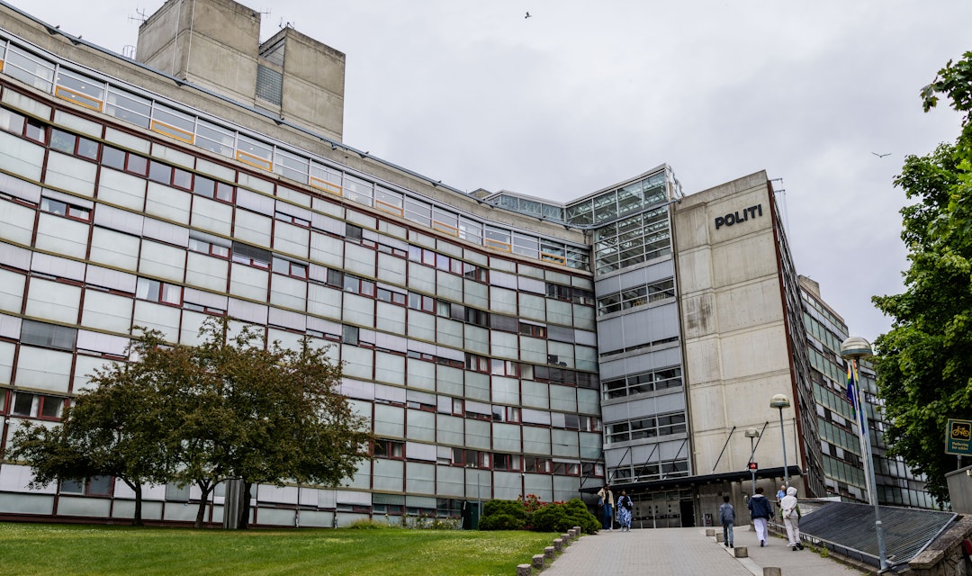 PRAKSIS: Politiet i Oslo vil ikke uttale seg spesifikt om Sair Alams tilfelle, men viser blant annet til at hensynet til samfunnsvernet veier tyngre enn den enkelte sin rett til å eie og inneha våpen.  Foto: Jørgen Braastad / VG Politihuset på Grønland, Oslo