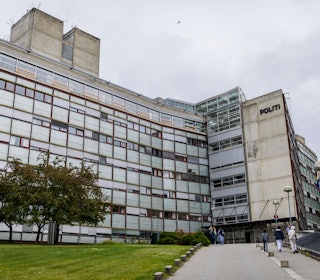 PRAKSIS: Politiet i Oslo vil ikke uttale seg spesifikt om Sair Alams tilfelle, men viser blant annet til at hensynet til samfunnsvernet veier tyngre enn den enkelte sin rett til å eie og inneha våpen.  Foto: Jørgen Braastad / VG Politihuset på Grønland, Oslo