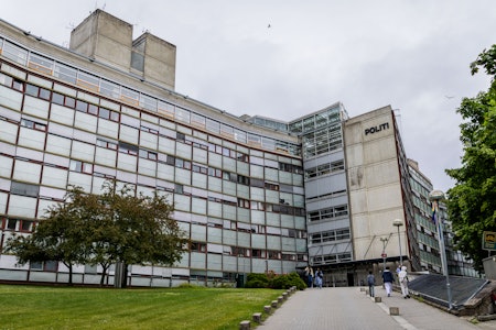 PRAKSIS: Politiet i Oslo vil ikke uttale seg spesifikt om Sair Alams tilfelle, men viser blant annet til at hensynet til samfunnsvernet veier tyngre enn den enkelte sin rett til å eie og inneha våpen.  Foto: Jørgen Braastad / VG Politihuset på Grønland, Oslo