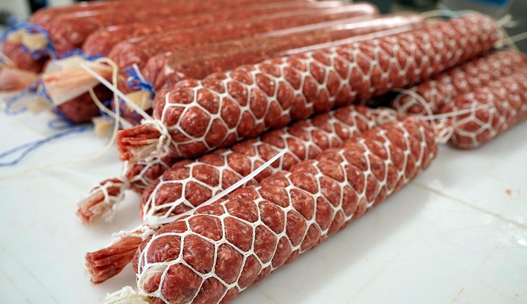 KLAR FOR MODNING: Ferdige pølser, klare for en kjapp runde med kaldrøyking før de henges til modning. Dette vil garantert slå an rundt jegerbålet eller til frokosten. spekepølser klar for modning