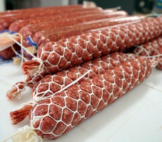 KLAR FOR MODNING: Ferdige pølser, klare for en kjapp runde med kaldrøyking før de henges til modning. Dette vil garantert slå an rundt jegerbålet eller til frokosten. spekepølser klar for modning