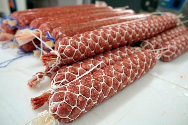 KLAR FOR MODNING: Ferdige pølser, klare for en kjapp runde med kaldrøyking før de henges til modning. Dette vil garantert slå an rundt jegerbålet eller til frokosten. spekepølser klar for modning