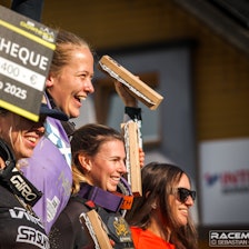 JUBEL: Sesongen endte på strålende vis for Kine Haugom. Foto: Sebastian Gruber / iXS Downhill Cup JUBEL: Sesongen endte på strålende vis for Kine Haugom. Foto: Sebastian Gruber / iXS Downhill Cup