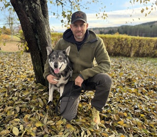 PRØVEVINNER: Når JEGER snakker med vinneren onsdag er både hund og fører på vei nordover til Østerdalen på nettopp - elgjakt. Foto: Privat Thomas Kragtorp med hunden jämthunden Mikke