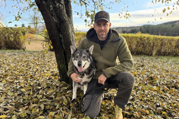 PRØVEVINNER: Når JEGER snakker med vinneren onsdag er både hund og fører på vei nordover til Østerdalen på nettopp - elgjakt. Foto: Privat Thomas Kragtorp med hunden jämthunden Mikke