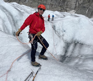 EKSPERT: Karsten Müller fra NVE skal redegjøre for endringene av skredfaregradskalaen under Skredkonferansen i Oppdal. Foto: Bjørn Emil Lytskjold mann med rød jakke på isbre