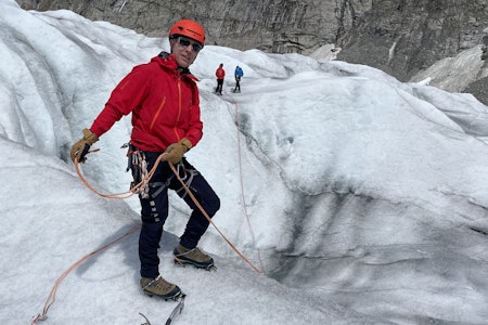 EKSPERT: Karsten Müller fra NVE skal redegjøre for endringene av skredfaregradskalaen under Skredkonferansen i Oppdal. Foto: Bjørn Emil Lytskjold mann med rød jakke på isbre