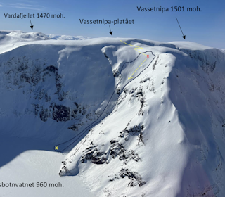 ULYKKESSTED: Kun en dødsulykke i snøskred sist vinter involverte en person på topptur. Det skjedde i Jordalen i Voss herad i mars. Foto: Øystein Uglum Henjum, Norsk Luftambulanse fjell med grafikk