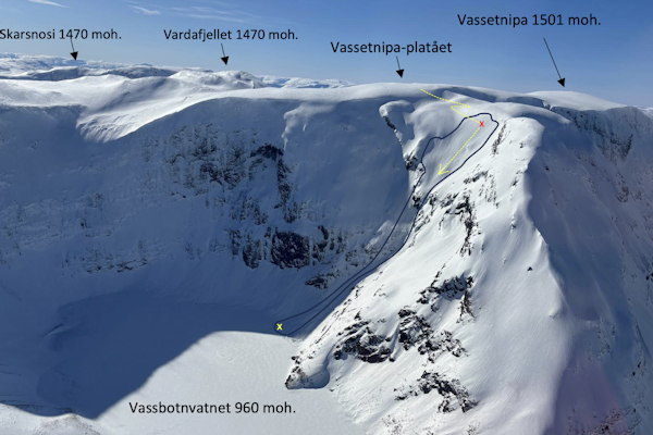 ULYKKESSTED: Kun en dødsulykke i snøskred sist vinter involverte en person på topptur. Det skjedde i Jordalen i Voss herad i mars. Foto: Øystein Uglum Henjum, Norsk Luftambulanse fjell med grafikk