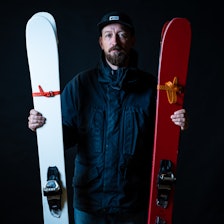 IKKE BARE PUDDER: Vårføre, fokksnø eller oppkjørt bakke – pudderskiene er mer anvendelige enn mange kanskje tror, ifølge testgeneral Henning Reinton. Foto: Christian Nerdrum IKKE BARE PUDDER: Vårføre, fokksnø eller oppkjørt bakke – pudderskiene er mer anvendelige enn mange kanskje tror, ifølge testgeneral Henning Reinton. Foto: Christian Nerdrum