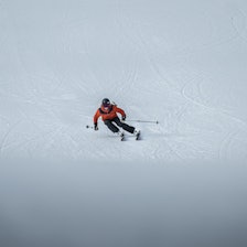 ALLSIDIGE: Allmountainski skal fikse det meste, enten du oppholder deg i eller utenfor fare i tråkkemaskinenes domene. De funker også utenfor løypa. Her fra testing i Vassfjellet. Foto: Sigurd Ekeli Grimsby test av all mountain ski 2025
