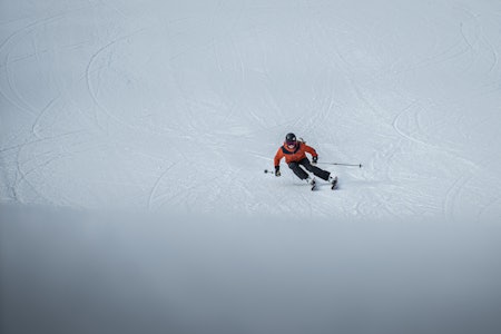 ALLSIDIGE: Allmountainski skal fikse det meste, enten du oppholder deg i eller utenfor fare i tråkkemaskinenes domene. De funker også utenfor løypa. Her fra testing i Vassfjellet. Foto: Sigurd Ekeli Grimsby test av all mountain ski 2025
