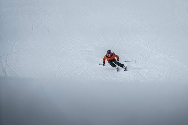 ALLSIDIGE: Allmountainski skal fikse det meste, enten du oppholder deg i eller utenfor fare i tråkkemaskinenes domene. De funker også utenfor løypa. Her fra testing i Vassfjellet. Foto: Sigurd Ekeli Grimsby test av all mountain ski 2025