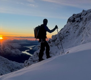 SØNDAGSTUR: Eivind Jacobsen på vei til Langdalstinden i Lyngsalpene sist søndag. Foto: Sondre Jacobsen skikjører i solnedgang