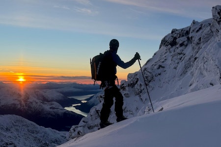 SØNDAGSTUR: Eivind Jacobsen på vei til Langdalstinden i Lyngsalpene sist søndag. Foto: Sondre Jacobsen skikjører i solnedgang