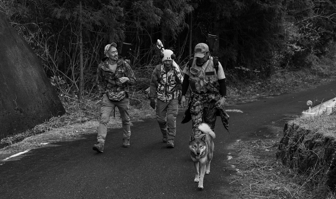 JAKTMILJØ: Shigeru Kato (til venstre) er ikke redd for å tilegne seg ny kunnskap. Nylig var han i Norge for å lære hvordan vi jakter, slik at han kan jakt mer effektivt hjemme i Japan. Foto: Privat Shigeru Kato med to jaktkompiser og en jakthund