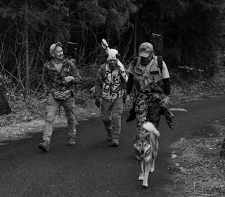 JAKTMILJØ: Shigeru Kato (til venstre) er ikke redd for å tilegne seg ny kunnskap. Nylig var han i Norge for å lære hvordan vi jakter, slik at han kan jakt mer effektivt hjemme i Japan. Foto: Antonia Staecker Shigeru Kato med to jaktkompiser og en jakthund