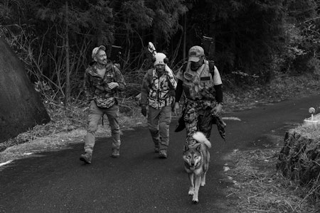 JAKTMILJØ: Shigeru Kato (til venstre) er ikke redd for å tilegne seg ny kunnskap. Nylig var han i Norge for å lære hvordan vi jakter, slik at han kan jakt mer effektivt hjemme i Japan. Foto: Privat Shigeru Kato med to jaktkompiser og en jakthund