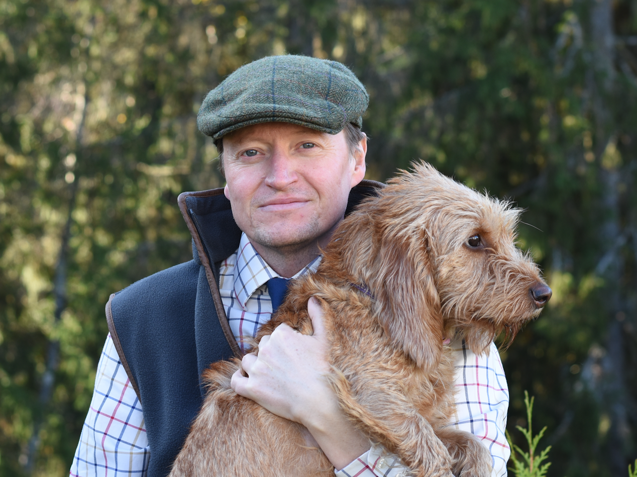 JAKT: To som hører sammen – i skogen, på fjellet og i livet. Jakthunden er mer enn en hjelper, den er jaktgleden i levende form. Foto: Atle Rønning Atle Rønning og basset fauve de bretagne tispen Alice