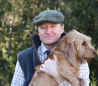 JAKT: To som hører sammen – i skogen, på fjellet og i livet. Jakthunden er mer enn en hjelper, den er jaktgleden i levende form. Foto: Atle Rønning Atle Rønning og basset fauve de bretagne tispen Alice