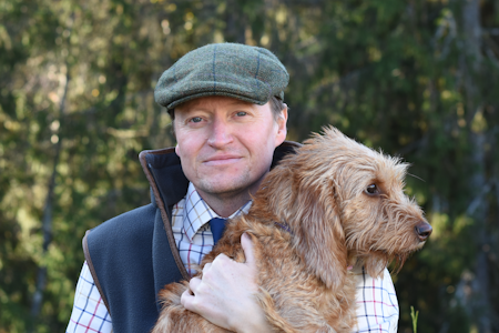 JAKT: To som hører sammen – i skogen, på fjellet og i livet. Jakthunden er mer enn en hjelper, den er jaktgleden i levende form. Foto: Atle Rønning Atle Rønning og basset fauve de bretagne tispen Alice