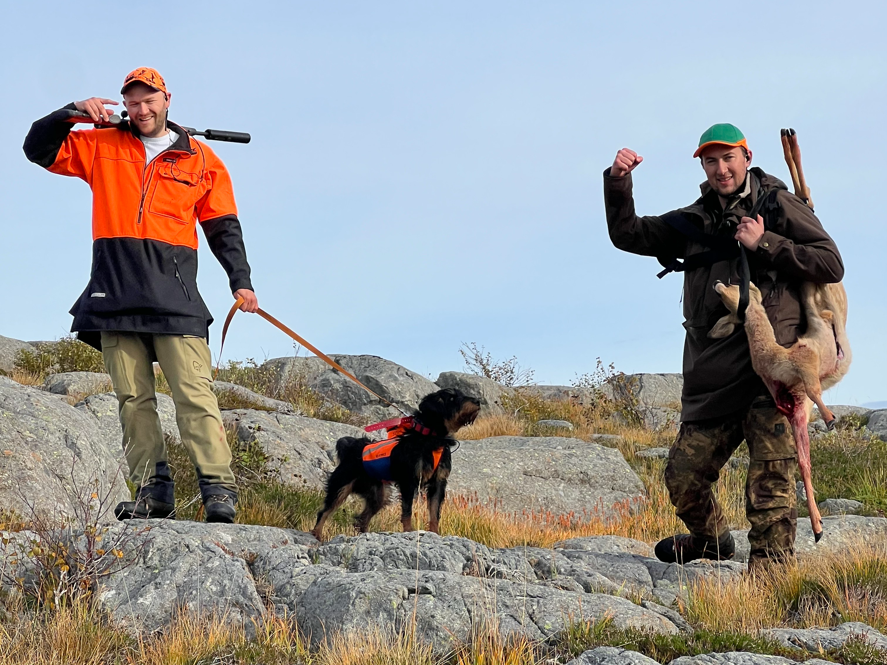 Brede Seim med jaktterrieren Brutus og en jaktkompis med et felt rådyr