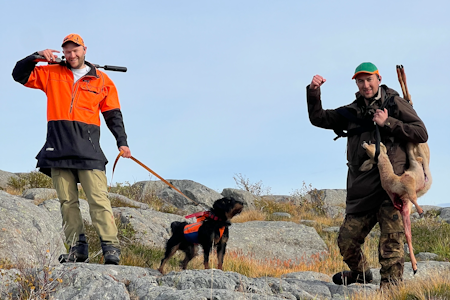 ALLSIDIG: Rådyrjakt med tysk jaktterrier kan være svært effektivt. Her er radarparet Brede og Brutus på Vega med et jaktlag fra Vestlandet. Kvoten på 12 dyr ble fylt på tre dagers jakt. Foto: Privat Brede Seim med jaktterrieren Brutus og en jaktkompis med et felt rådyr