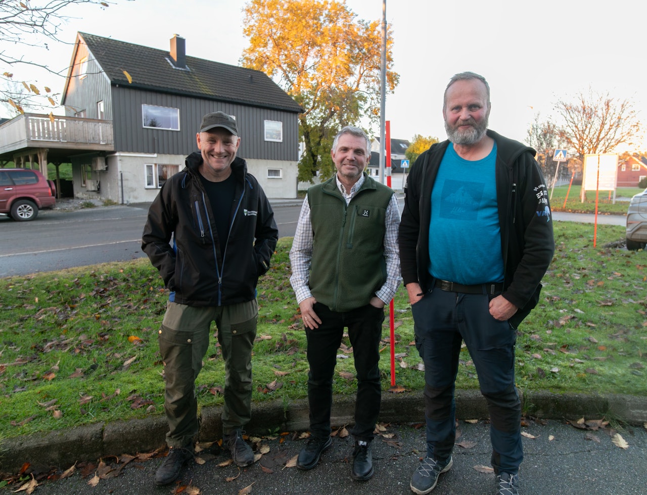 ELG: Rådgiver i Nærøysund kommune Egil Solstad og leder for Vikna Utmarksråd Knut Arne Valø er svært takknemlig for at Gudbrand Sørheim og resten av hans jaktlag tok på seg oppgaven med å ta ut elgene som har oppholdt seg i og rundt Rørvik i forbindelse med årets elgjakt. Foto: Nærøysund kommune ELG: Rådgiver i Nærøysund kommune Egil Solstad og leder for Vikna Utmarksråd Knut Arne Valø er svært takknemlig for at Gudbrand Sørheim og resten av hans jaktlag tok på seg oppgaven med å ta ut elgene som har oppholdt seg i og rundt Rørvik i forbindelse med årets elgjakt. Foto: Nærøysund kommune