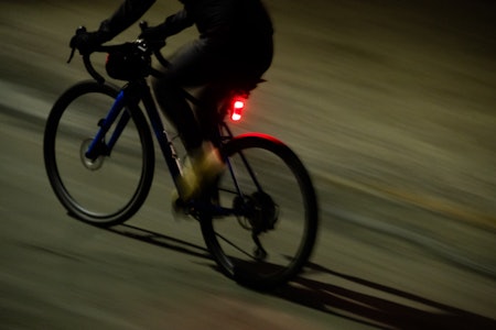 LYS OG RADAR: Flere og flere produsenter ruller nå ut sykkelradarer. Foto: Kristoffer H. Kippernes sykkellys i mørket