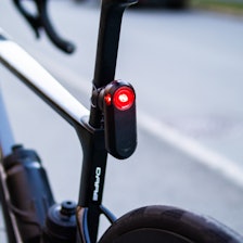 IKON?: Designmessig er Varia RTL516 langt unna den originale Varia (på en positiv måte), men vi kan lett stå inne for å kalle den et ikon i sykkelradarsfæren. Foto: Knut Andreas Lone sykkellys festet på sykkel