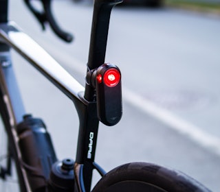 IKON?: Designmessig er Varia RTL516 langt unna den originale Varia (på en positiv måte), men vi kan lett stå inne for å kalle den et ikon i sykkelradarsfæren. Foto: Knut Andreas Lone sykkellys festet på sykkel