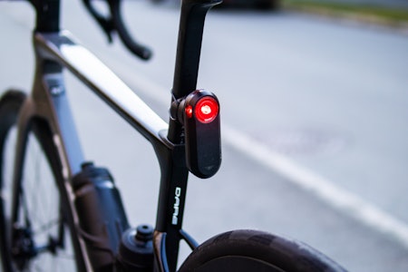 IKON?: Designmessig er Varia RTL516 langt unna den originale Varia (på en positiv måte), men vi kan lett stå inne for å kalle den et ikon i sykkelradarsfæren. Foto: Knut Andreas Lone sykkellys festet på sykkel