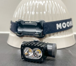 KOMPAKT: Hodelykta klikkes enkelt av og på hodereima, og betjenes med kun én knapp. Moonlight Noctia hodelykt