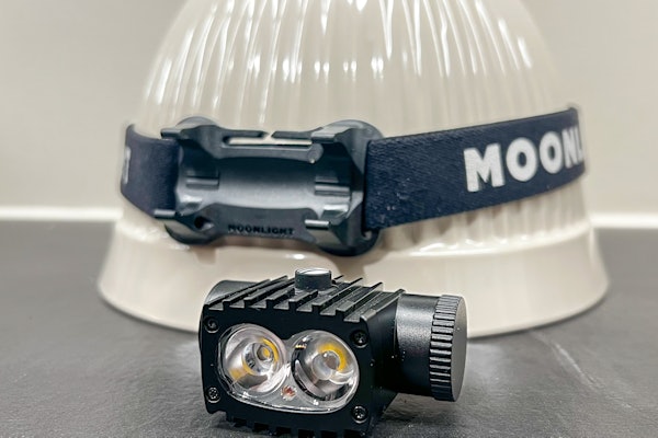 KOMPAKT: Hodelykta klikkes enkelt av og på hodereima, og betjenes med kun én knapp. Moonlight Noctia hodelykt